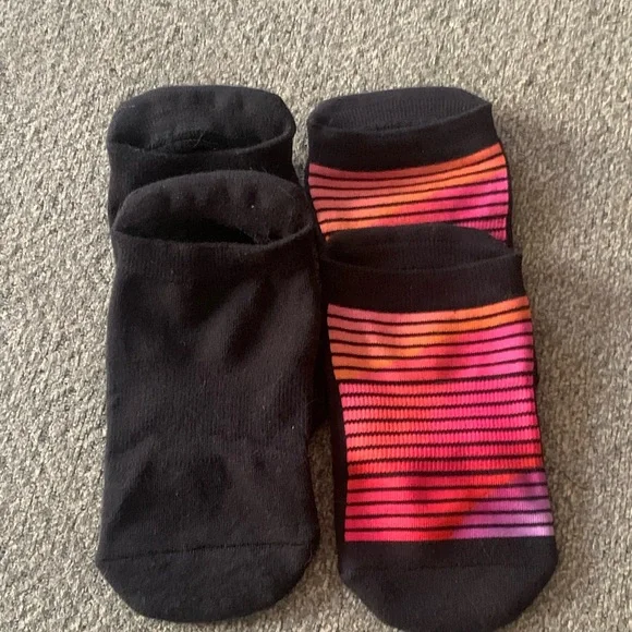 NWOT Pointe Studio Black Solid & Retro Striped Pilates Grip Sock S/M Set of 2 - Picture 9 of 9